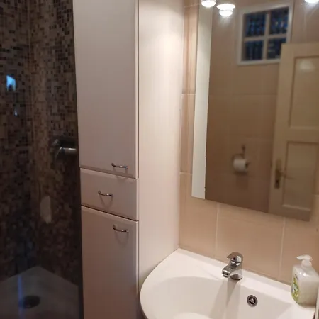 Bella's Lakeside Apartment *